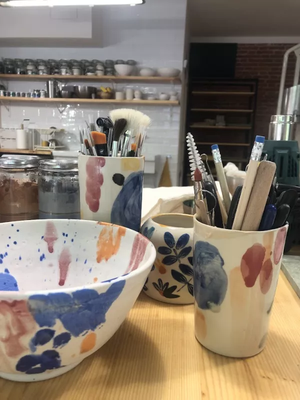 Vasos y platos de cerámica